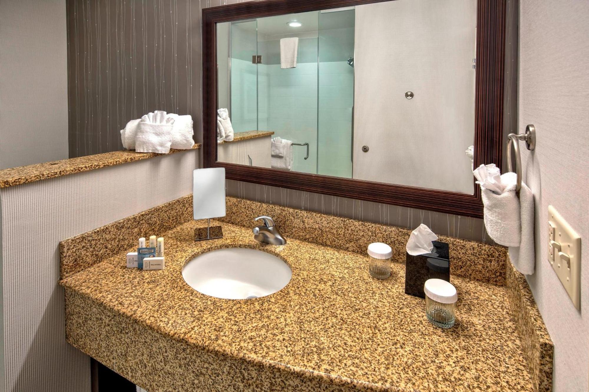 Courtyard By Marriott Alexandria Hotel Buitenkant foto