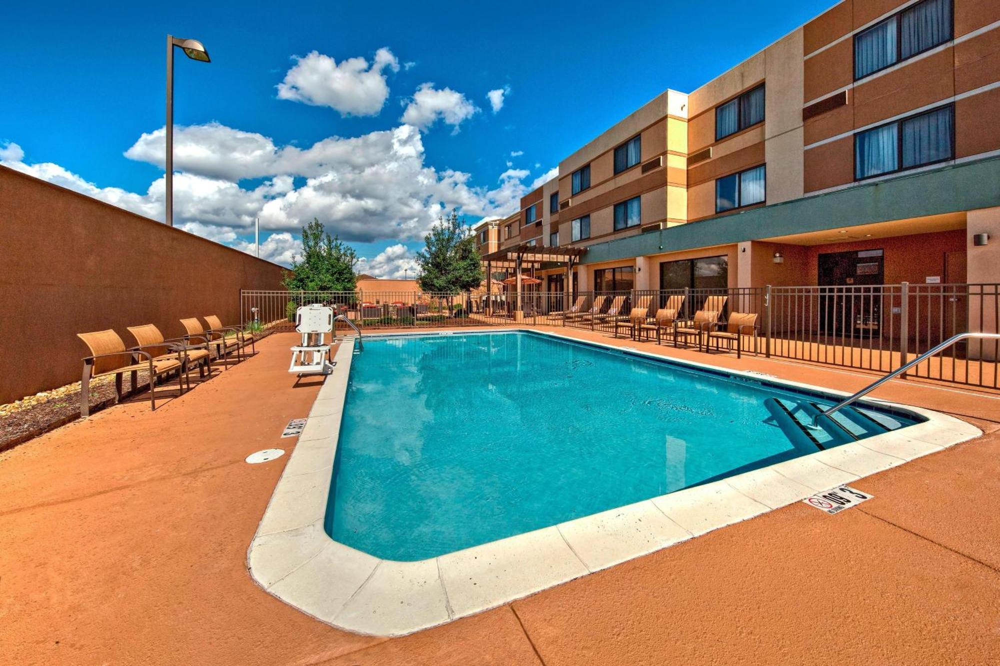 Courtyard By Marriott Alexandria Hotel Buitenkant foto
