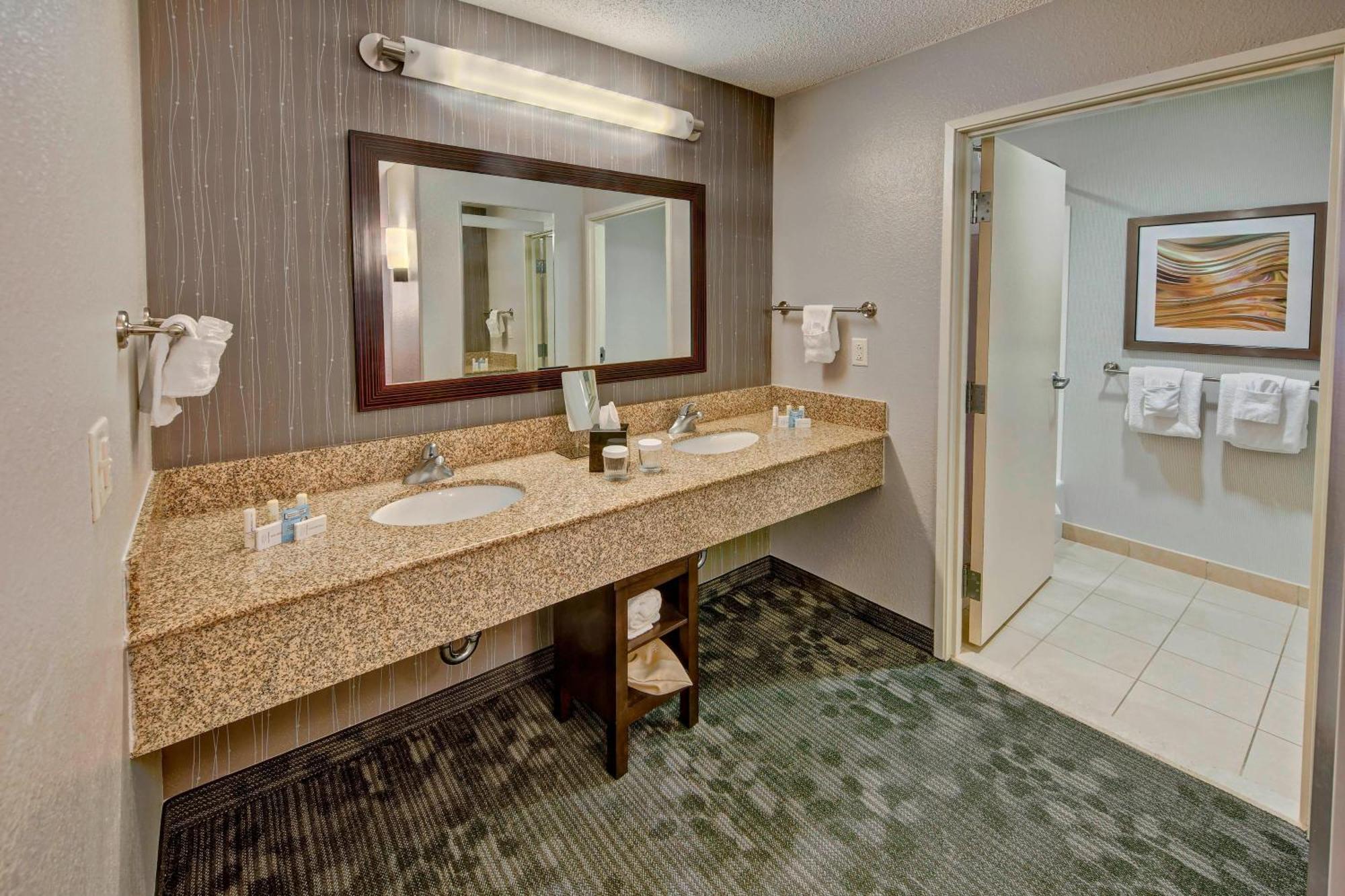 Courtyard By Marriott Alexandria Hotel Buitenkant foto