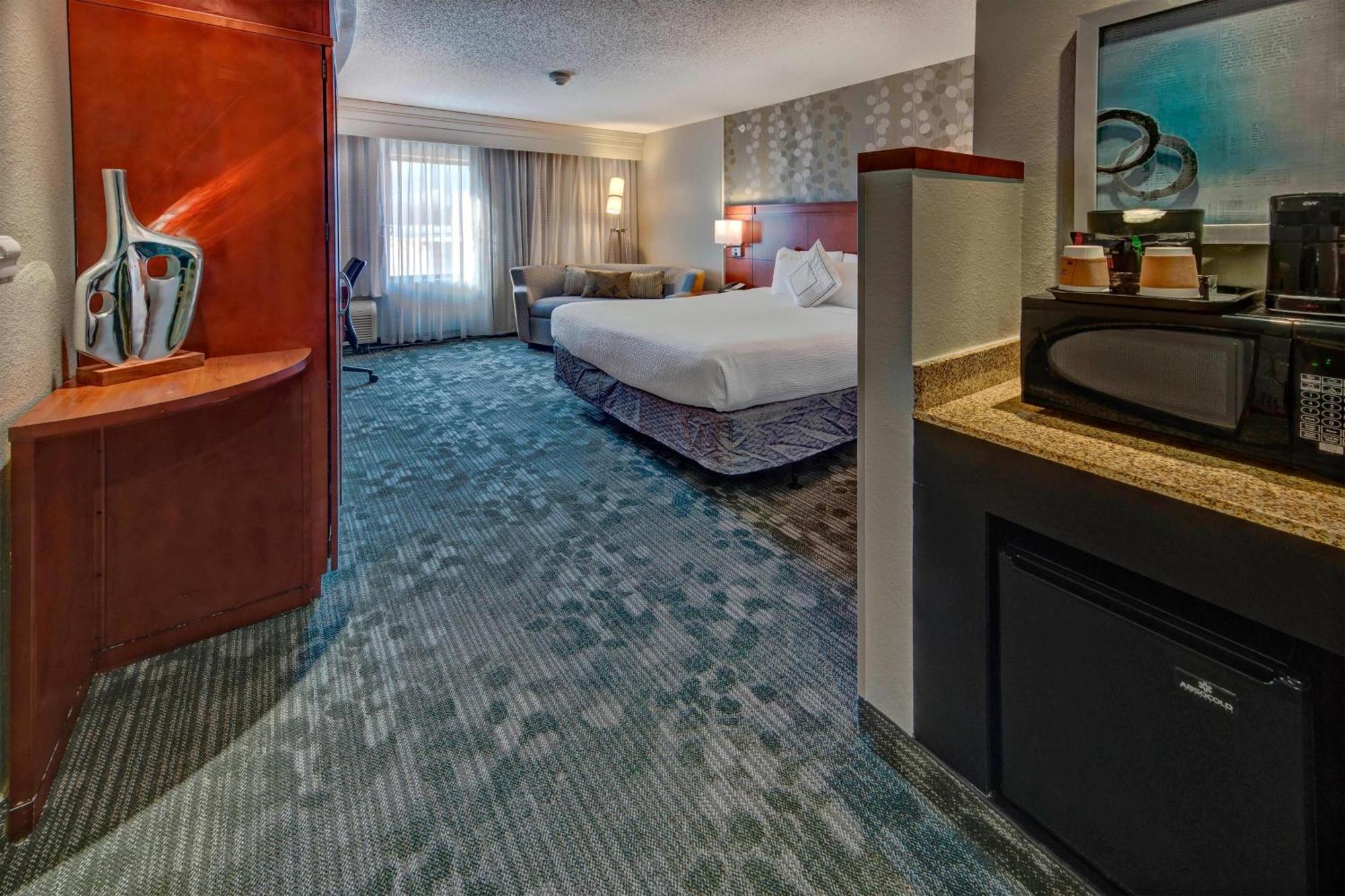 Courtyard By Marriott Alexandria Hotel Buitenkant foto
