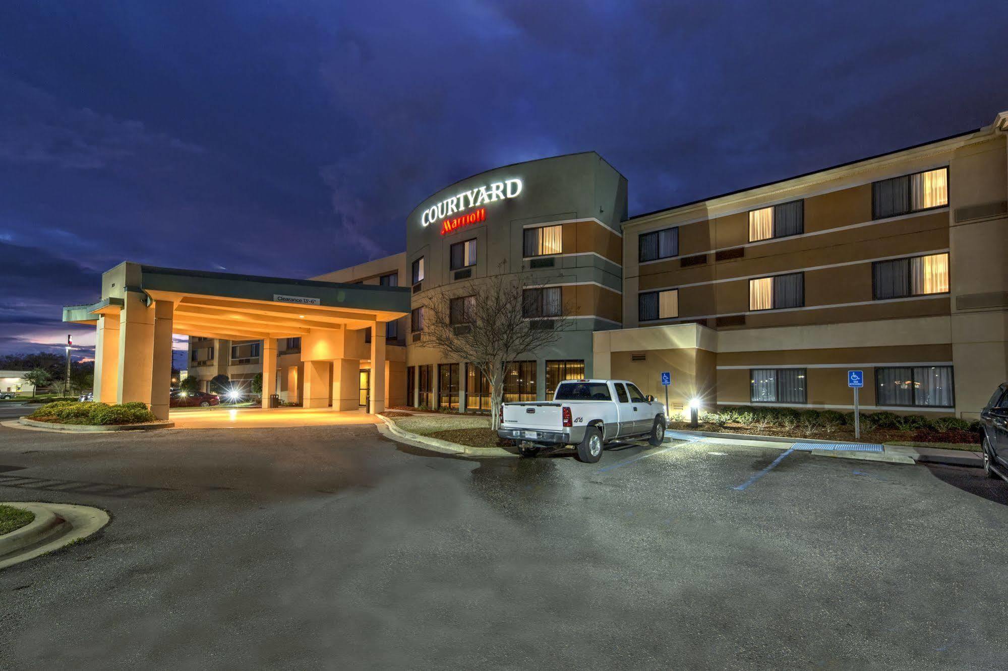 Courtyard By Marriott Alexandria Hotel Buitenkant foto
