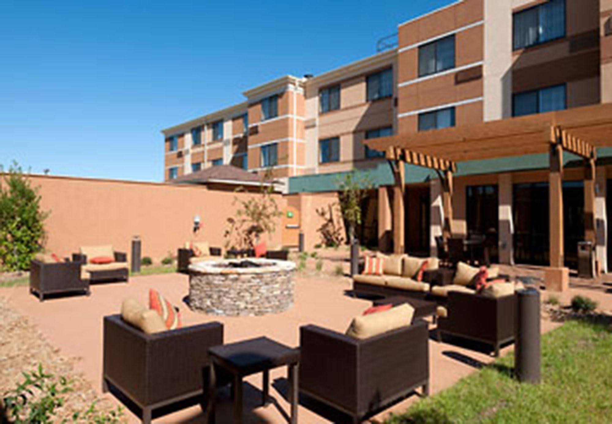 Courtyard By Marriott Alexandria Hotel Buitenkant foto
