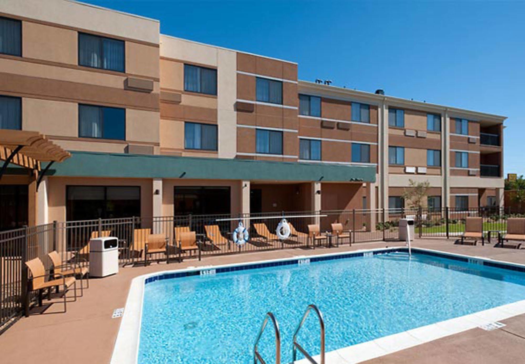 Courtyard By Marriott Alexandria Hotel Buitenkant foto